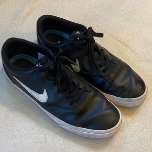 Nike SB Charge men’s black leather low top sneakers Sz 10 DA5493-001